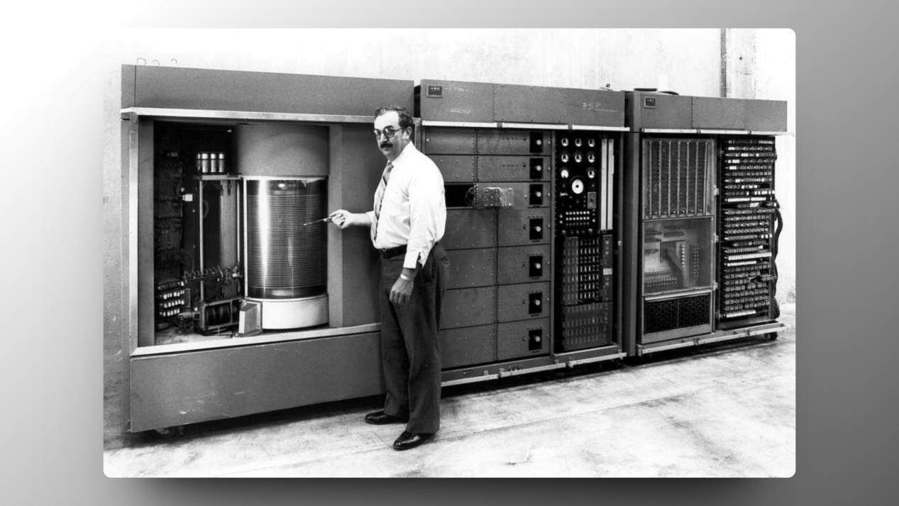 1956年-第一块硬盘 IBM 350 Disk Storage Unit