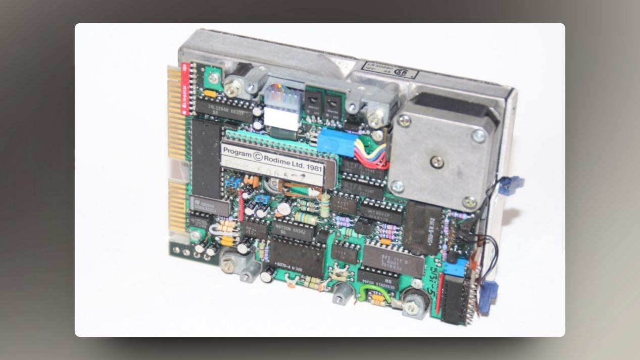 1983年-第一块3.5英寸（现今主流通用标准）硬盘产品Rodime RO352